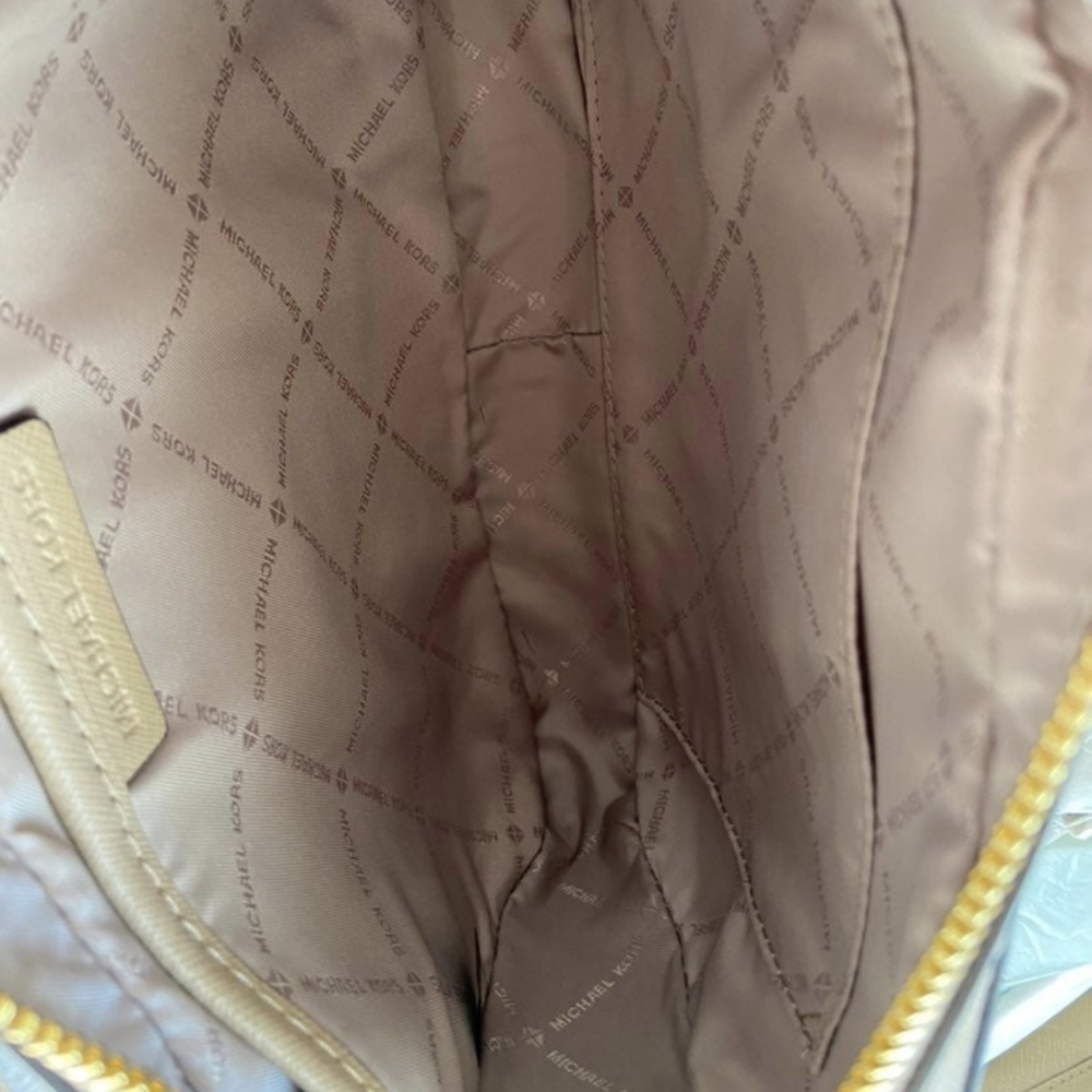 NWT Michael Kors Jet-Set Crossbody - Picture 3 of 3